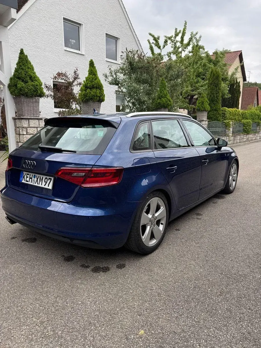 Gebraucht Audi A3 Sportback Ambiente 179 PS (131 kW) 2013 Blau Kleinwagen