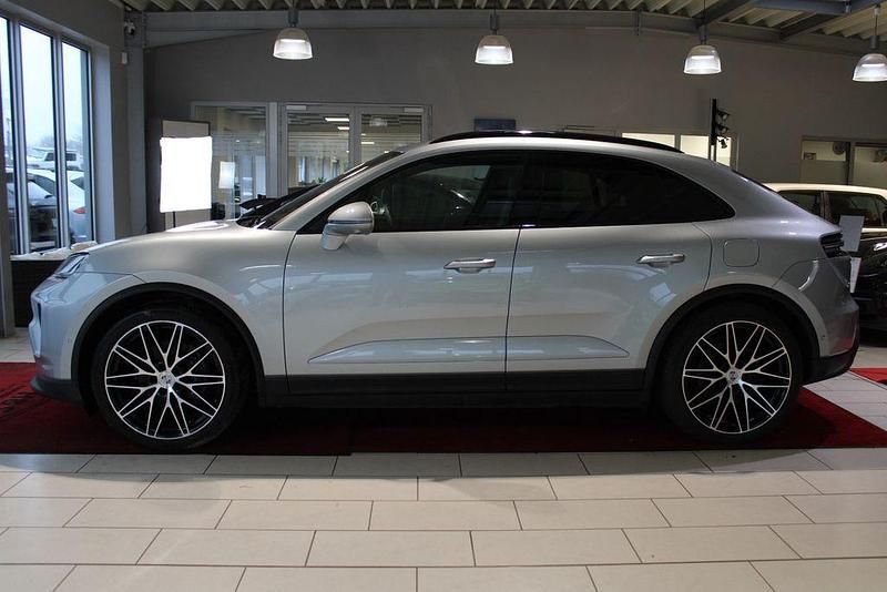 Gebraucht Porsche Macan 4 Electric Sport 300 kW (408 PS) 2025 Dolomitsilber SUV