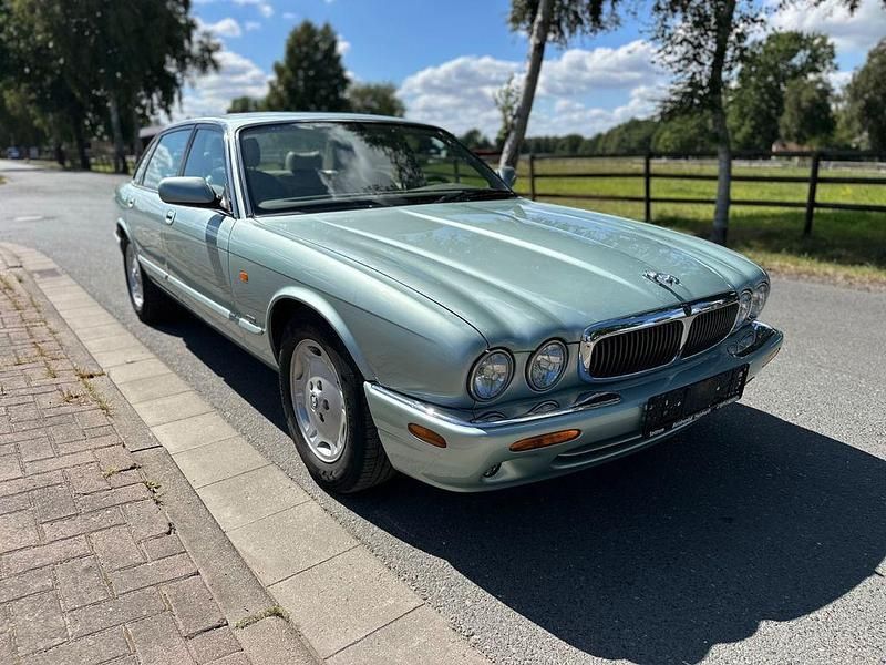Grün Gebraucht 1998 Jaguar XJ8 Executive Limousine | 16.999 € (Etwas zu teuer) - Bild 1/4