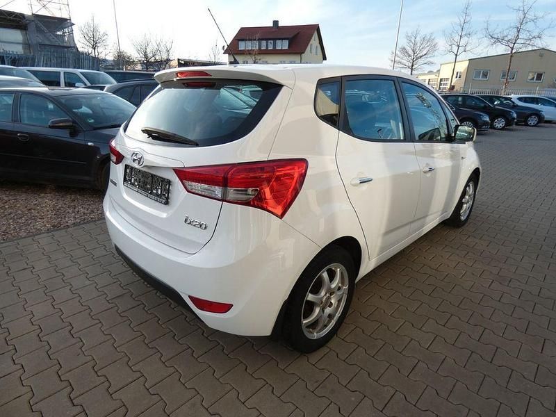 Gebraucht Hyundai ix20 90 PS (66 kW) 2015 Weiß Kleinwagen