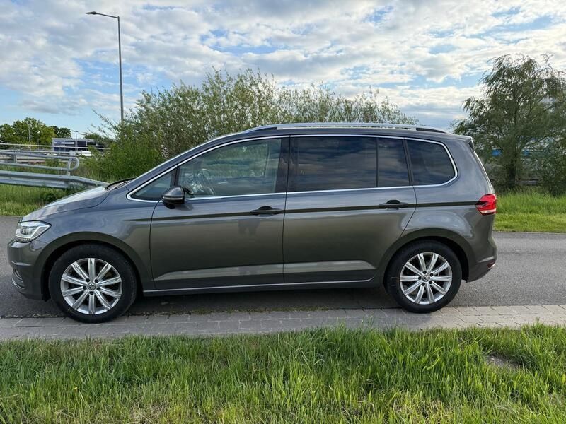 Grün Gebraucht 2015 VW Touran Van / Kleinbus | 11.599 € - Bild 1/4