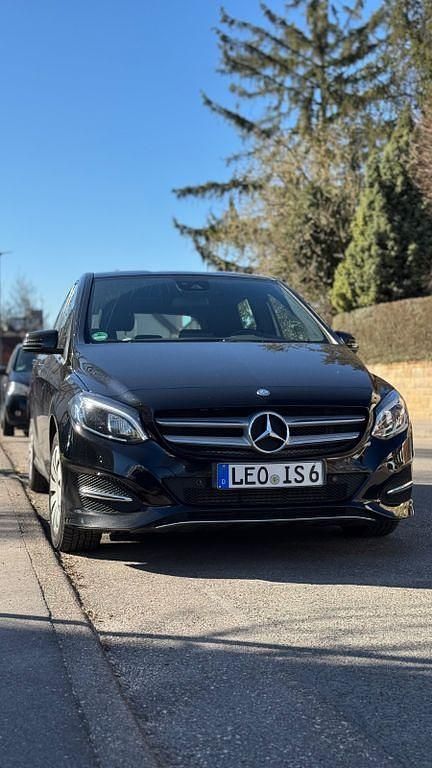 Schwarz Gebraucht 2016 Mercedes B200 Van / Kleinbus | 11.500 € (Fairer Preis) - Bild 1/4