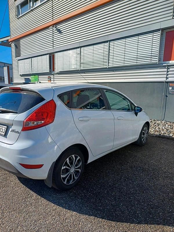 Gebraucht Ford Fiesta 82 PS (60 kW) 2010 Weiß Kleinwagen