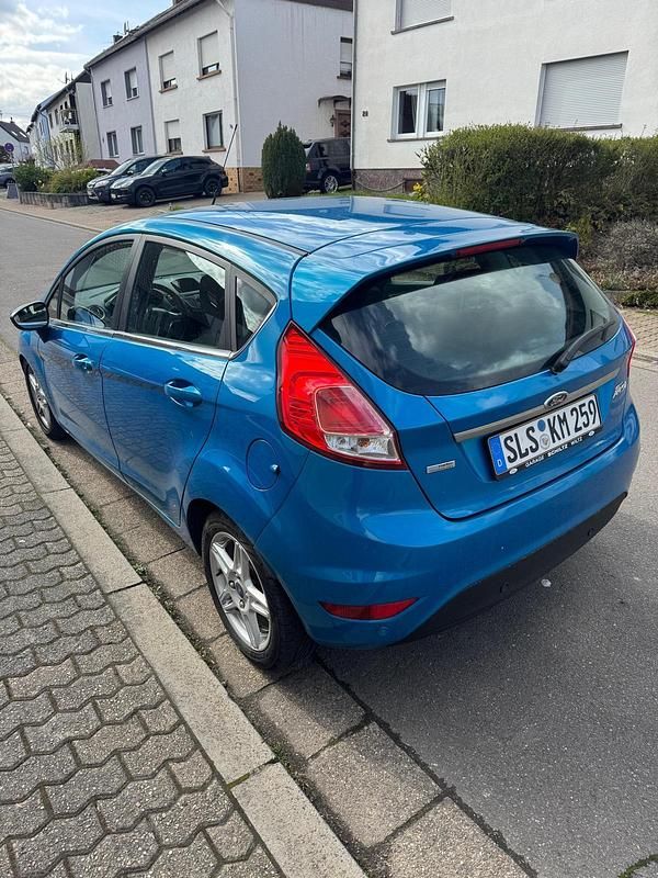 Gebraucht Ford Fiesta 100 PS (73 kW) 2013 Blau Kleinwagen