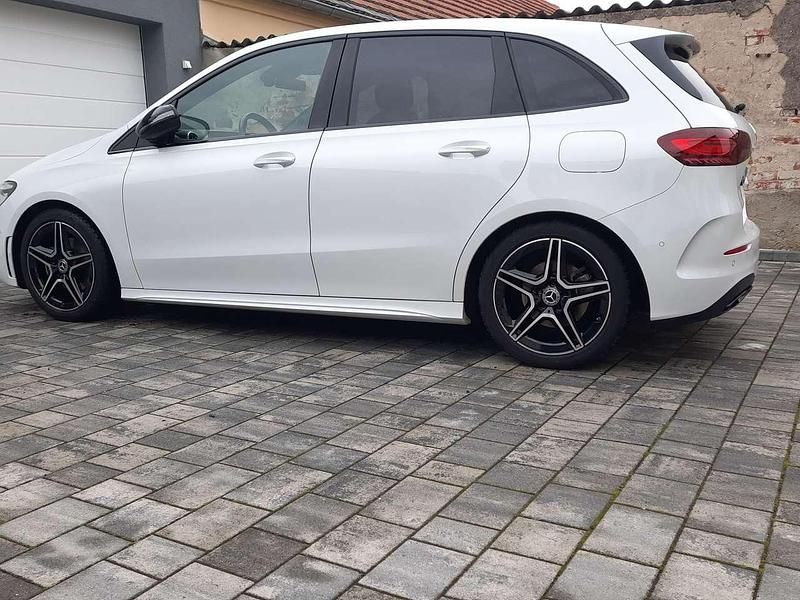 Gebraucht Mercedes B200 AMG Line Premium 163 PS (119 kW) 2024 Weiß Van / Kleinbus