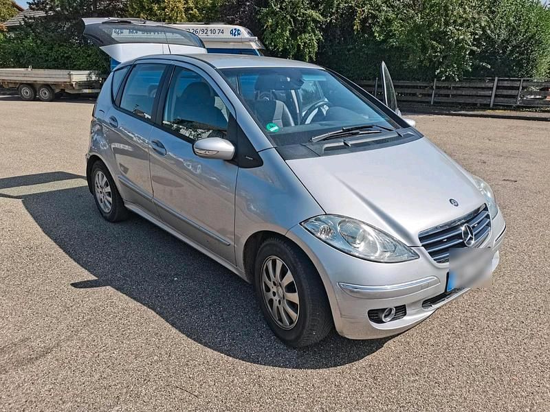 Silber Gebraucht 2025 Mercedes A170 Limousine | 2.700 € - Bild 1/4