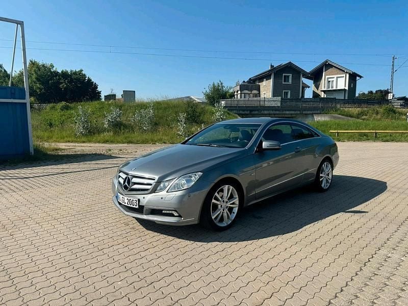 Grau Gebraucht 2017 Mercedes E250 Coupé | 12.900 € - Bild 1/4