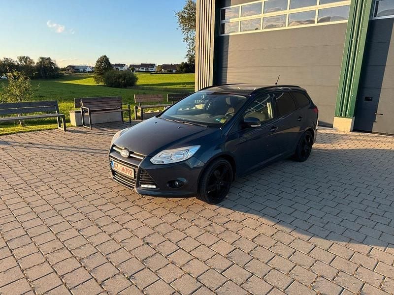 Grau Gebraucht 2011 Ford Focus Trend Limousine | 1.999 € (Superpreis) - Bild 1/4