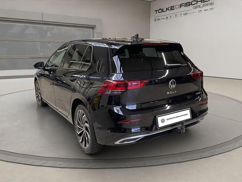 Gebraucht VW Golf VIII Move 131 PS (96 kW) 2023 Deep black perleffekt (metallic) Limousine