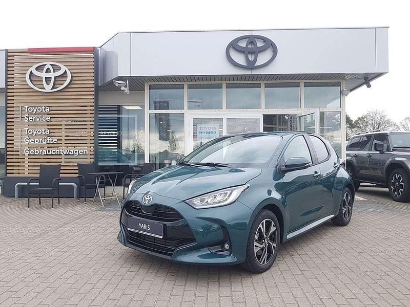 Ever rest green metallic Neu 2025 Toyota Yaris Hybrid Comfort Kleinwagen | 27.790 € (Etwas zu teuer) - Bild 1/4
