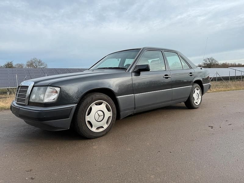 Grau Gebraucht 1993 Mercedes 200 Limousine | 5.290 € - Bild 1/4