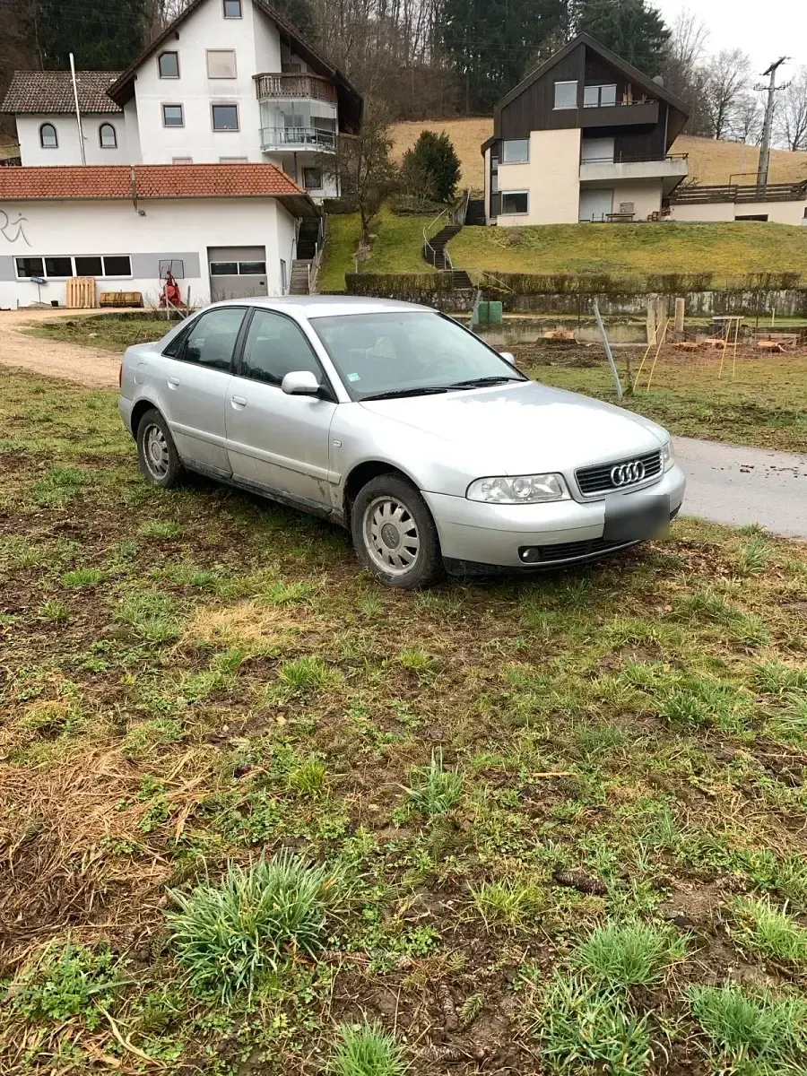 Usado Audi A4 125 HP (91 kW) 2000 Prateado Sedan