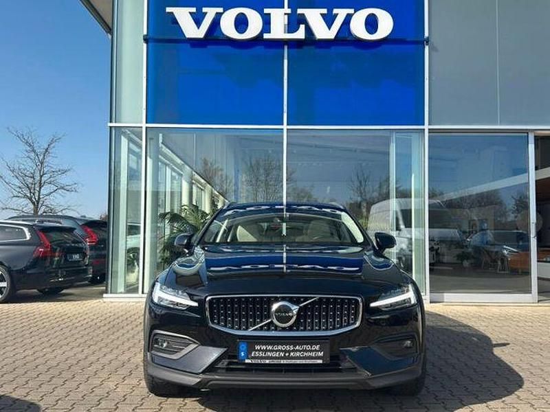 Gebraucht Volvo V60 CC Ultimate 197 PS (144 kW) 2023 019 black stone Kombi