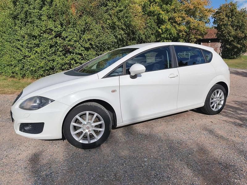 Weiß Gebraucht 2010 Seat Leon Style Limousine | 3.900 € (Fairer Preis) - Bild 1/4