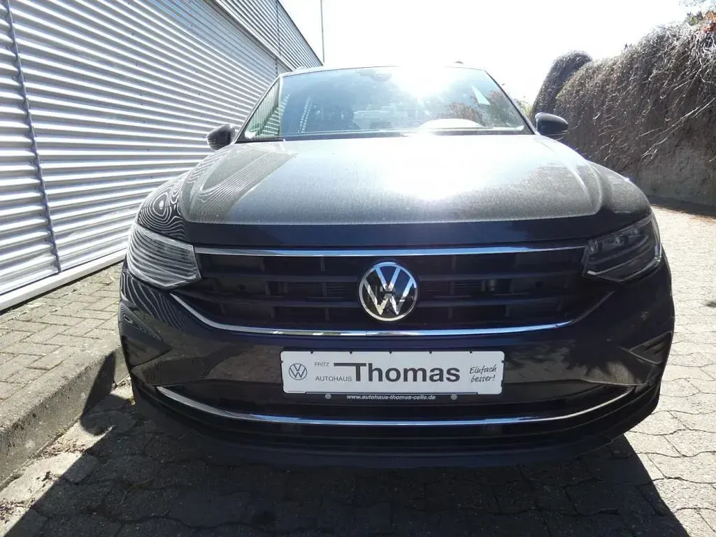 Gebraucht VW Tiguan Life 122 PS (89 kW) 2023 Uranograu SUV
