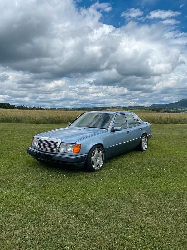 Blau Gebraucht 1992 Mercedes E220 Limousine | 7.800 € - Bild 1/4