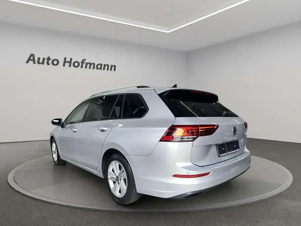 Gebraucht VW Golf VII Life 150 PS (110 kW) 2021 Reflex silver metallic Kleinwagen