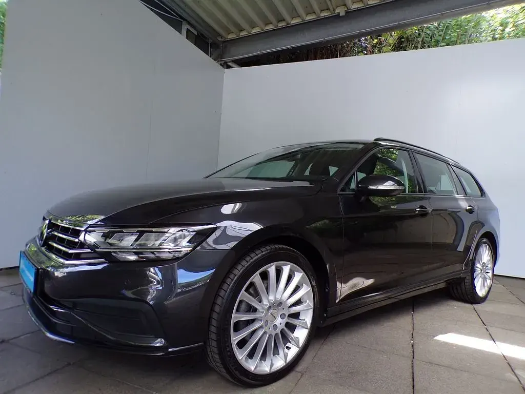 Gebraucht VW Passat Basis 150 PS (110 kW) 2021 Grau Kombi