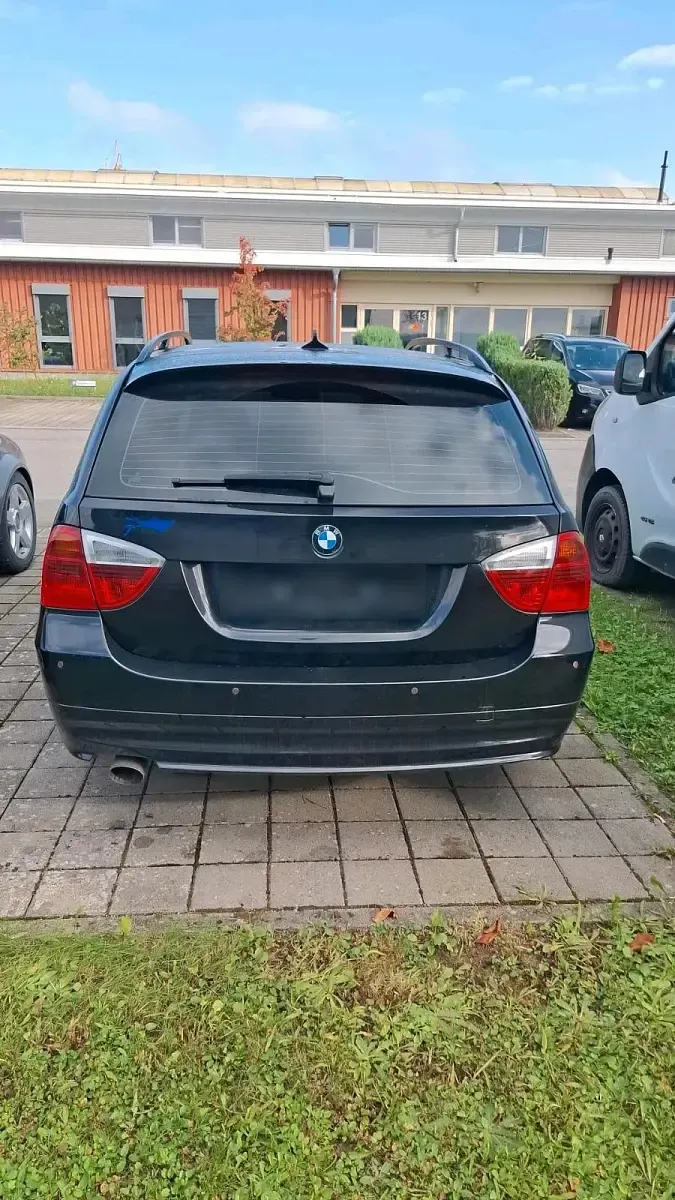 Gebraucht BMW 320 163 PS (119 kW) 2007 Schwarz Limousine
