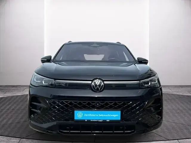 Gebraucht VW Tiguan R-line 150 PS (110 kW) 2024 Deep black perleffekt (metallic) SUV