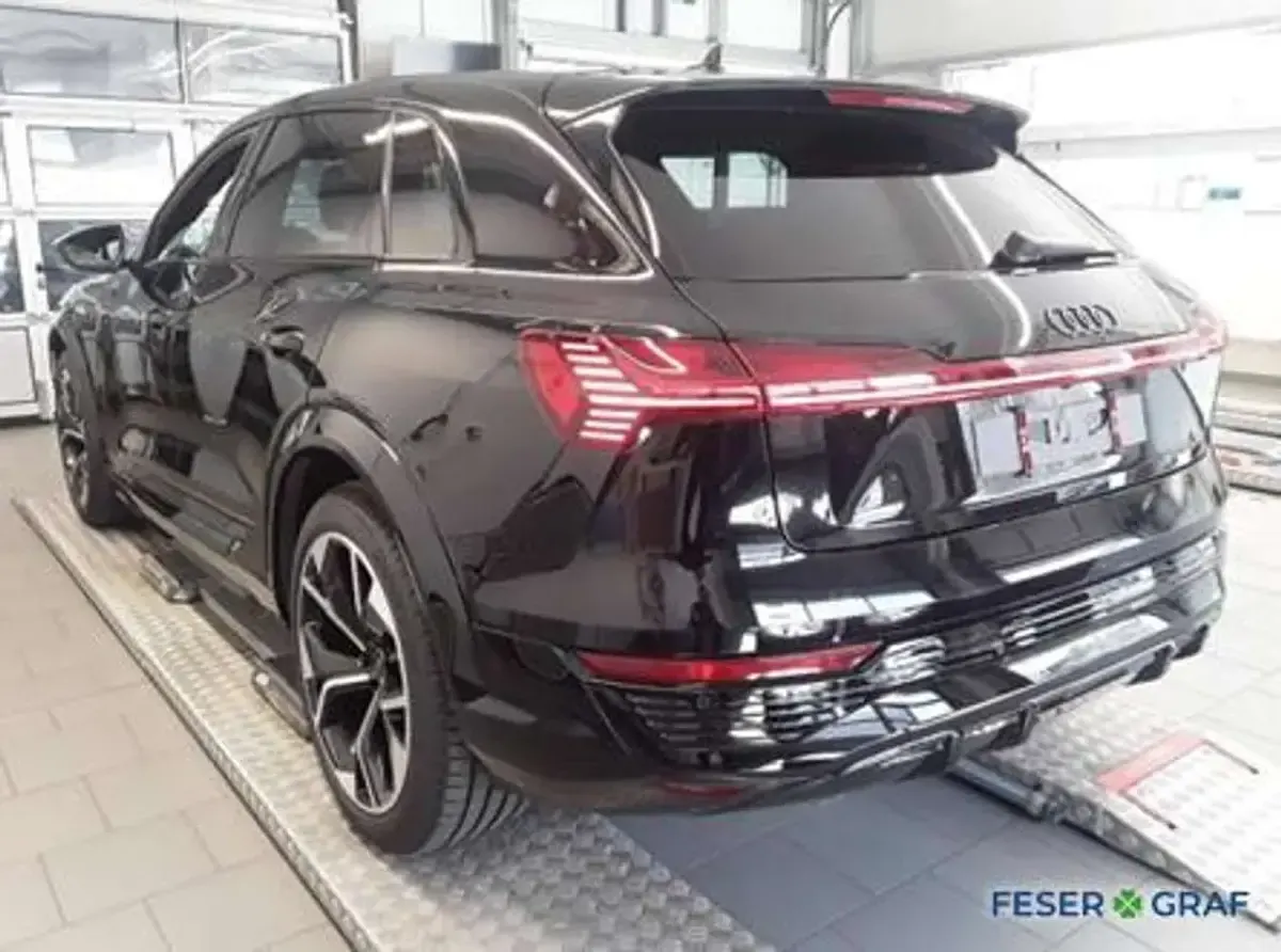 Second-hand Audi SQ8 e-tron Ambiente 369 kW (503 CP) 2024 Negru SUV