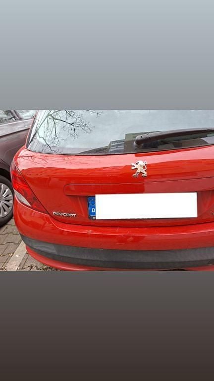 Gebraucht Peugeot 207 Tendance 75 PS (55 kW) 2012 Rot Kleinwagen