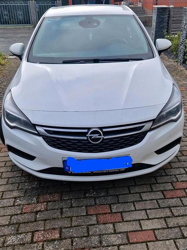 Weiß Gebraucht 2017 Opel Astra Limousine | 7.990 € (Guter Preis) - Bild 1/4
