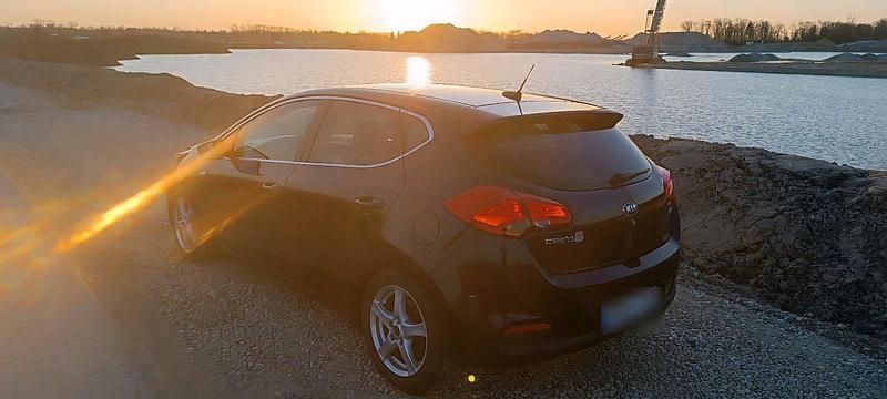 Gebraucht Kia Ceed 100 PS (73 kW) 2015 Schwarz Kleinwagen