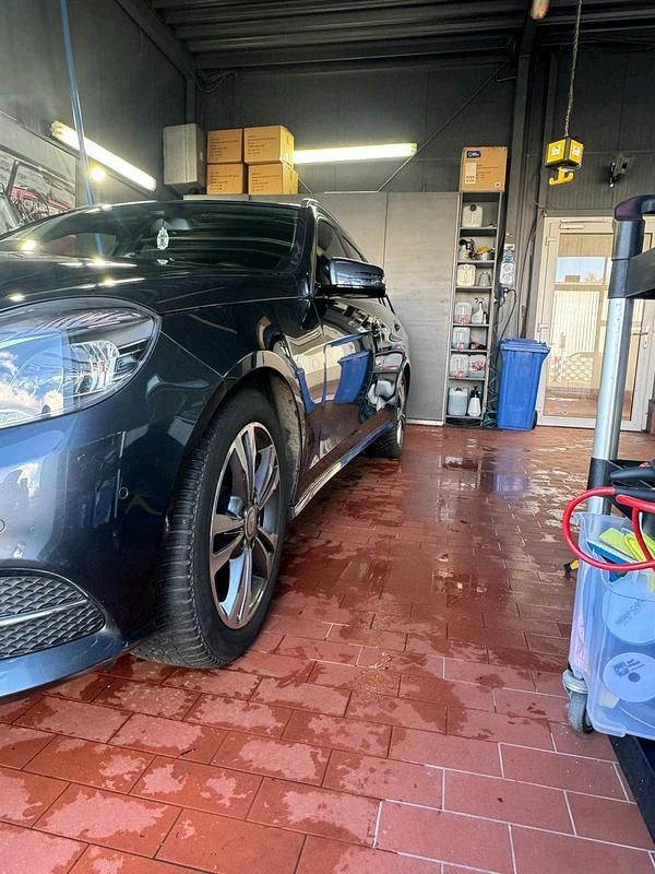 Gebraucht Mercedes E220 170 PS (125 kW) 2016 Blau Kombi