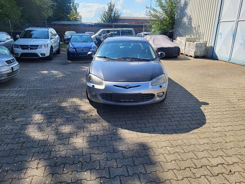 Grau Gebraucht 2001 Chrysler Sebring Limousine | 1.899 € - Bild 1/4
