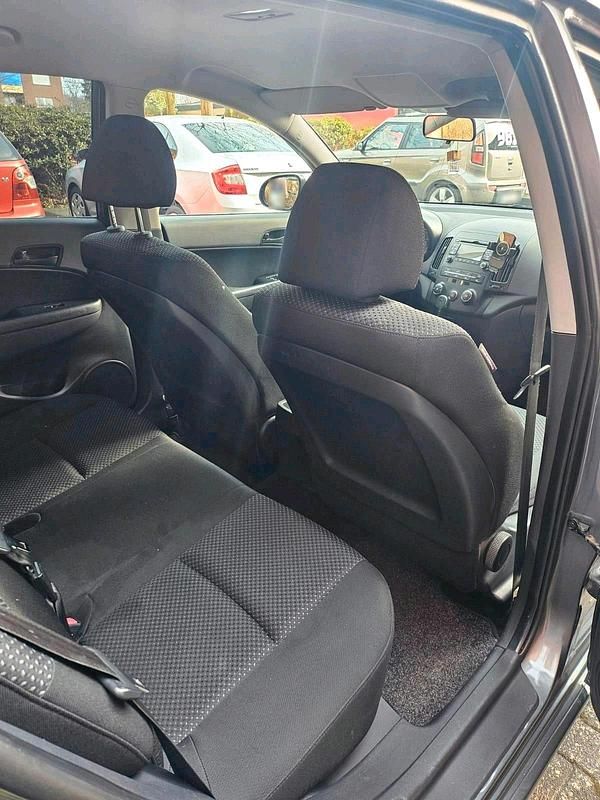 Gebraucht Hyundai i30 Edition+ 109 PS (80 kW) 2011 Grau Limousine