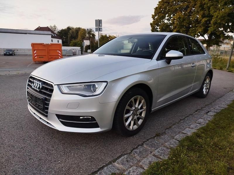 Silber Gebraucht 2014 Audi A3 Attraction Limousine | 5.900 € (Superpreis) - Bild 1/4