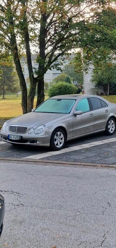 Gold Gebraucht 2004 Mercedes E200 Classic Limousine | 3.800 € (Fairer Preis) - Bild 1/4