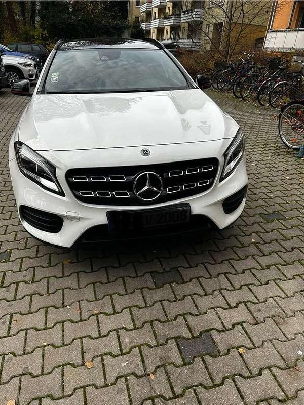 Weiß Gebraucht 2018 Mercedes GLA220 SUV | 23.999 € (Fairer Preis) - Bild 1/4