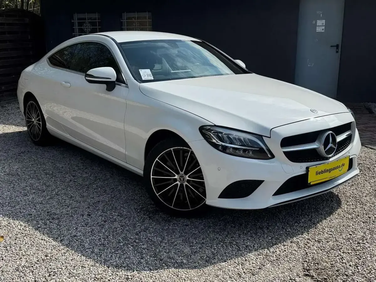 Gebraucht Mercedes C180 156 PS (114 kW) 2018 Weiß Coupé