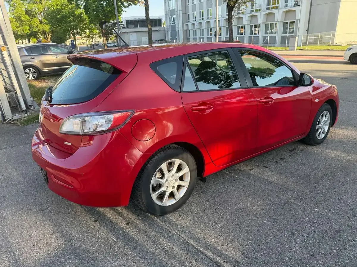 Używany Mazda 3 Prime-Line 105 KM (77 kW) 2011 Czerwony Hatchback