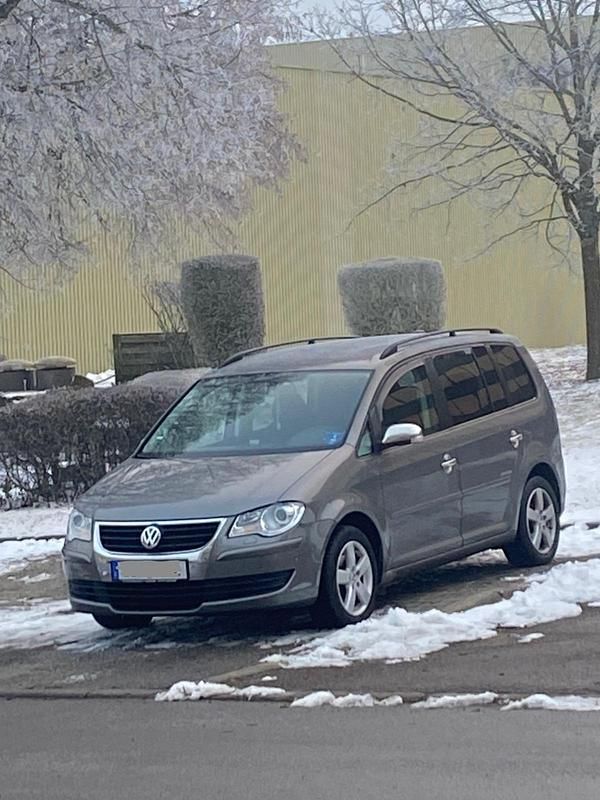 Grau Gebraucht 2008 VW Touran Van / Kleinbus | 7.199 € (Teuer) - Bild 1/4