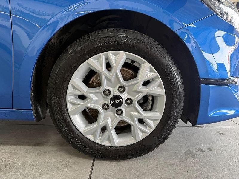 Second-hand Kia Ceed 101 CP (74 kW) 2024 Albastru Hatchback