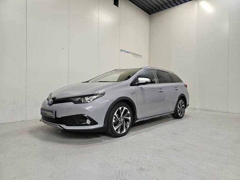 Grau Gebraucht 2019 Toyota Auris Hybrid Sport Limousine | 21.990 € - Bild 1/4