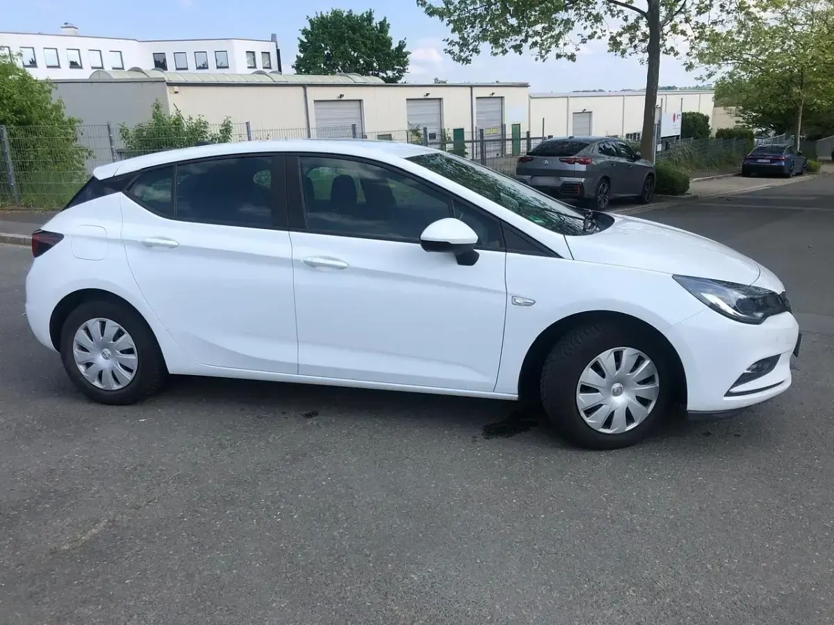 Gebraucht Opel Astra S 105 PS (77 kW) 2019 Weiß Limousine