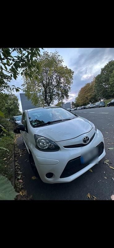 Gebraucht Toyota Aygo 68 PS (50 kW) 2014 Weiß Kleinwagen