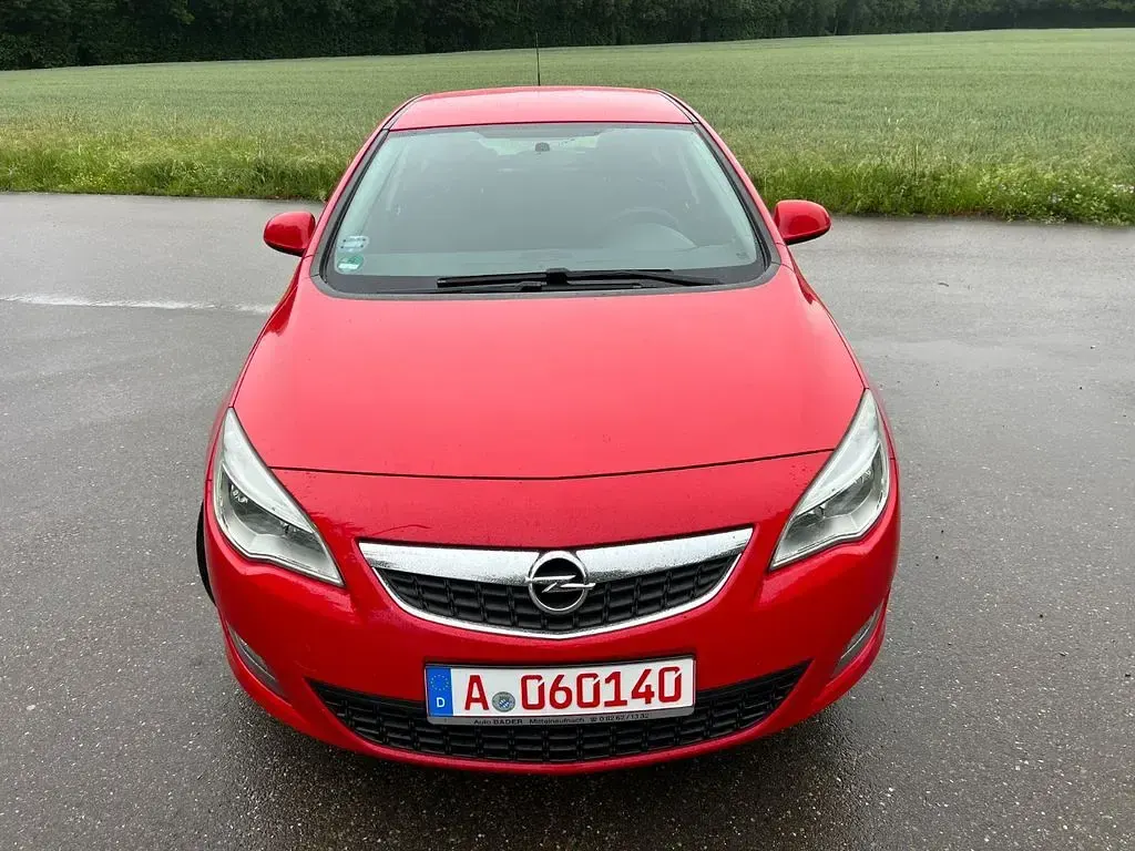 Gebraucht Opel Astra Design Edition 101 PS (74 kW) 2012 Rot Limousine