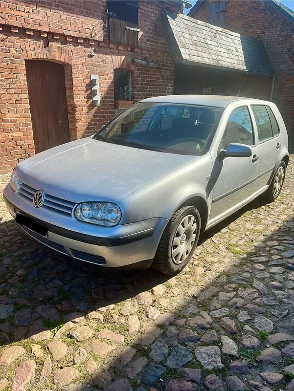 Silber Gebraucht 2000 VW Golf IV Kleinwagen | 900 € (Guter Preis) - Bild 1/4