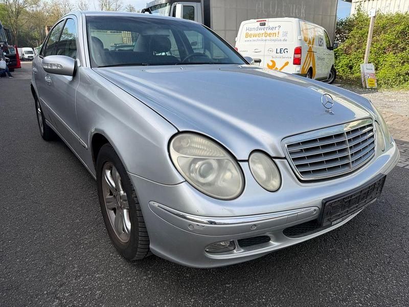 Usado Mercedes E220 150 CV (110 kW) 2006 Plateado Berlina
