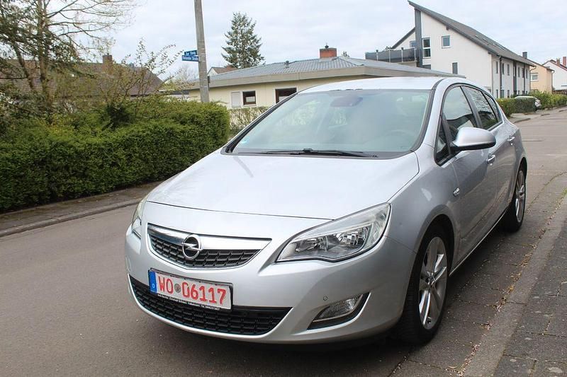 Gebraucht Opel Astra Edition 125 PS (91 kW) 2010 Silber Limousine