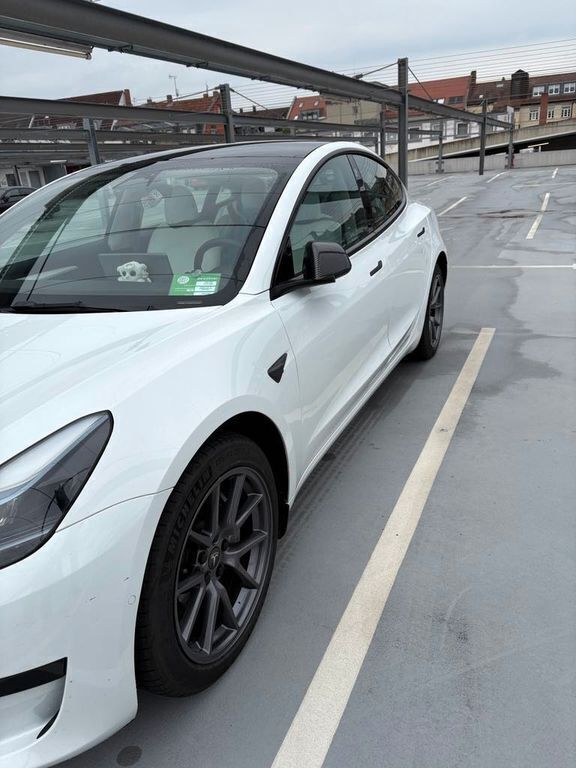 Weiß Gebraucht 2022 Tesla Model 3 Limousine | 28.900 € (Etwas zu teuer) - Bild 1/4