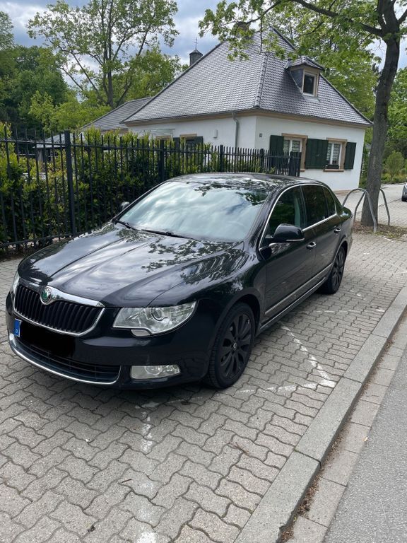 Schwarz Gebraucht 2011 Skoda Superb Limousine | 6.299 € (Fairer Preis) - Bild 1/4