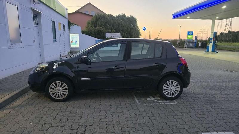 Schwarz Gebraucht 2010 Renault Clio II Dynamique Limousine | 3.200 € (Fairer Preis) - Bild 1/4