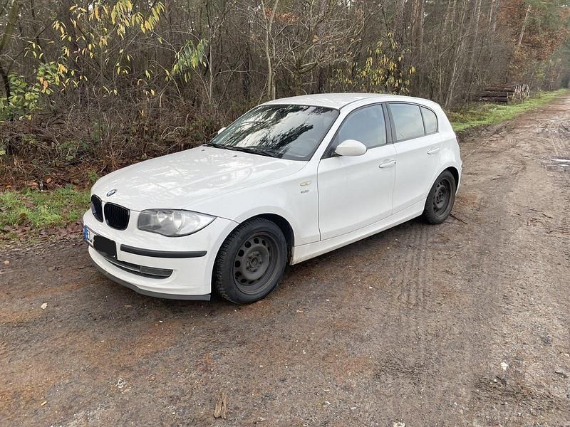 Weiß Gebraucht 2009 BMW 116 Kleinwagen | 2.450 € (Fairer Preis) - Bild 1/4