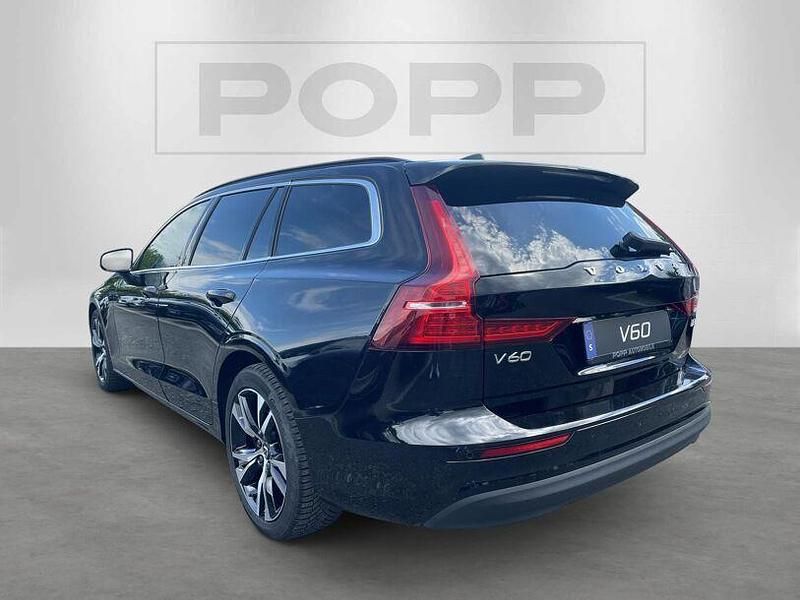 Gebraucht Volvo V60 Core 163 PS (119 kW) 2024 Onyx black / metallic Kombi